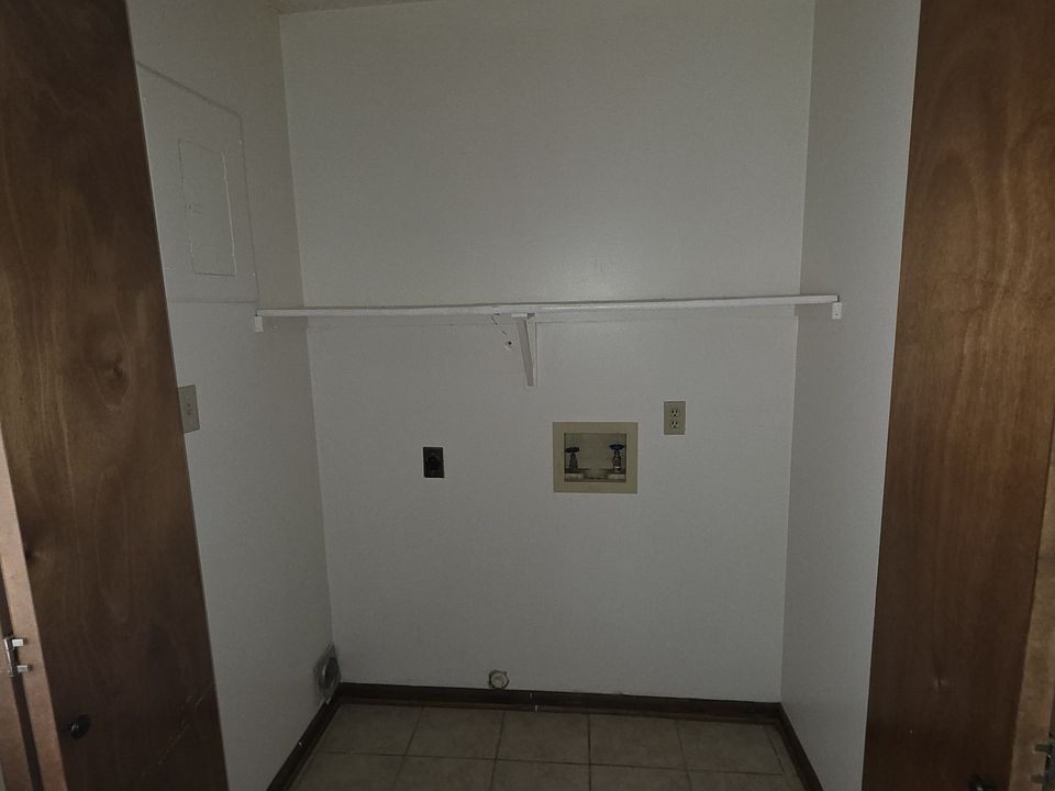 Laundry Area & Washer/Dryer Hookups