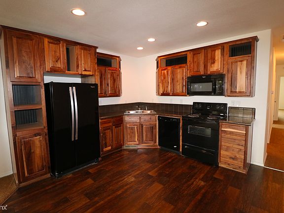 Fully equipped kitchen (Move-in Ready!)