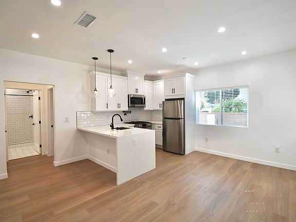 5th image of 5220-26 Radford Ave #5218-1/2