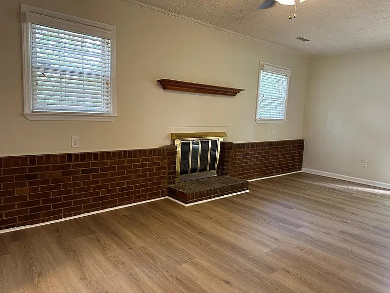 924 Chalet Dr — Photo 10