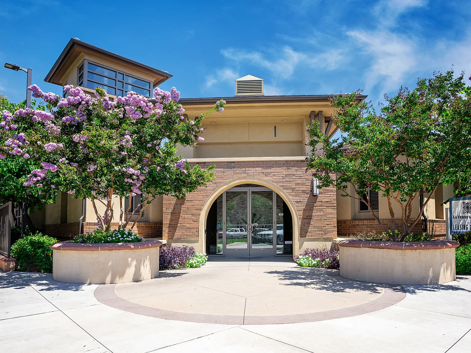 La Verne Village Luxury Apartment Homes — Photo 3