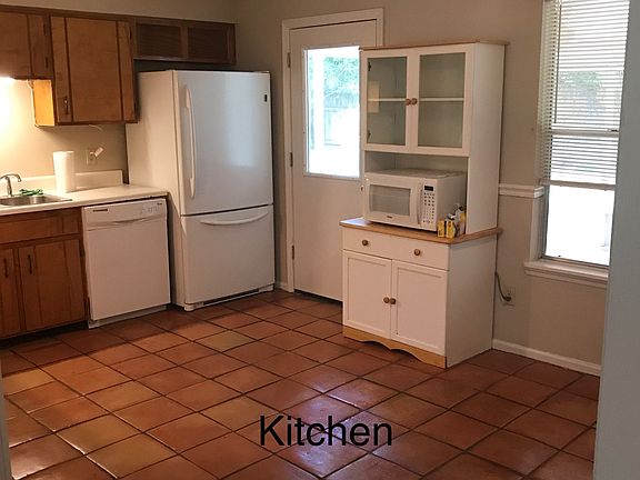 4th image of 9 Pinewood St