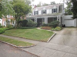 116 Wooleys Ln, Great Neck, NY 11023