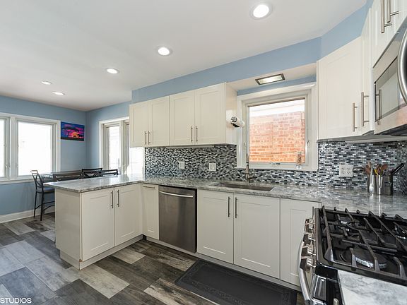 5th image of 7016 W Newport Ave