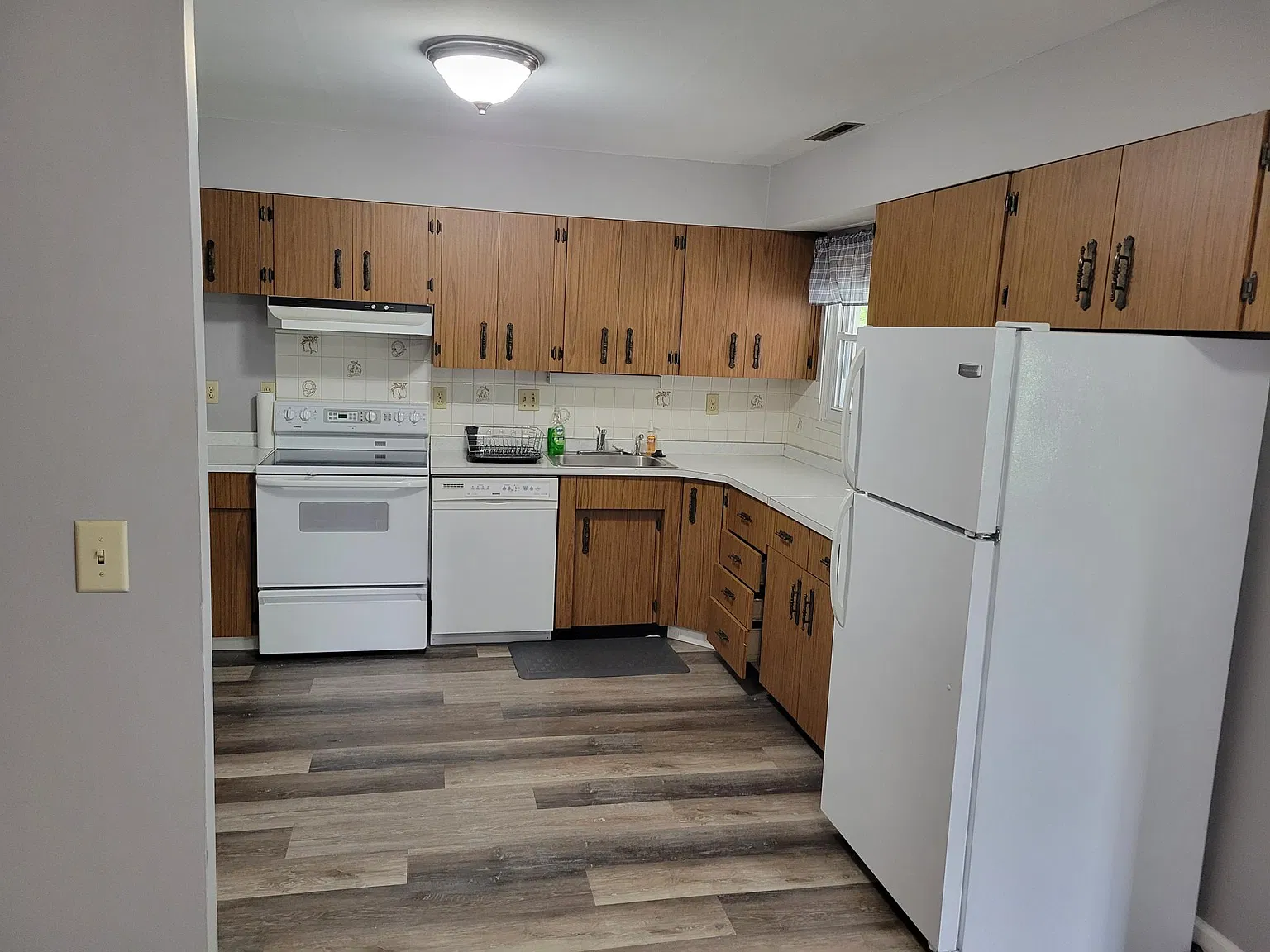 3 bed, 1323 sqft, $2,000 — Photo 2