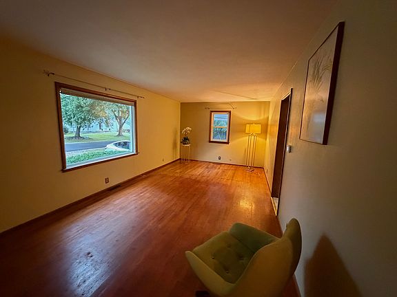 4th image of 1402 W Clark St