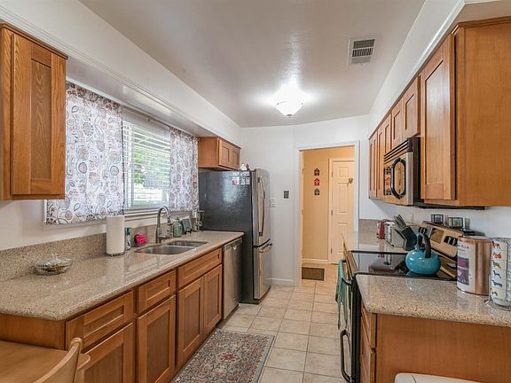3rd image of 3208 Berkshire Way