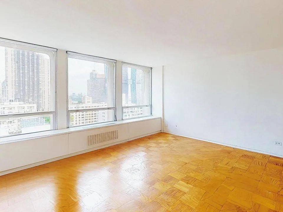 300 E 33rd St #18G
