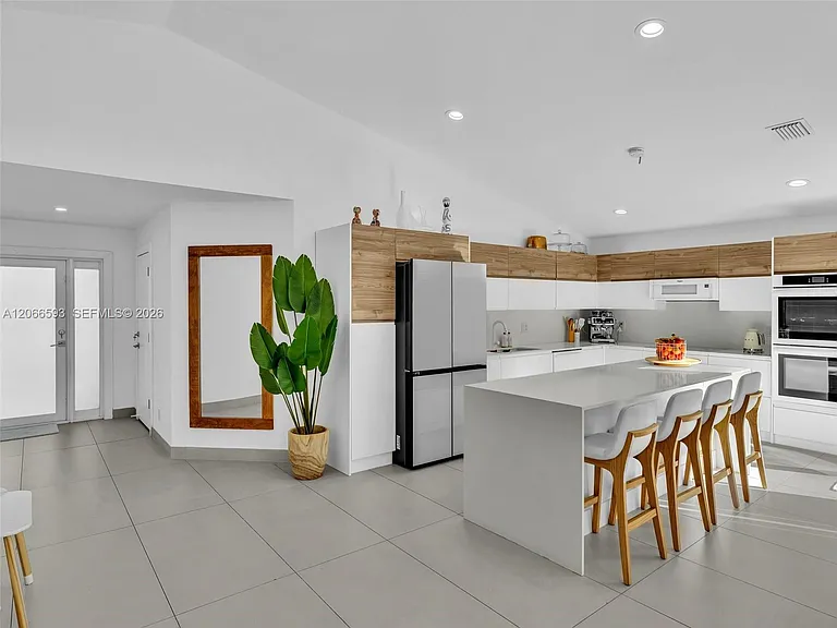 4807 SW 34th Ave — Photo 5