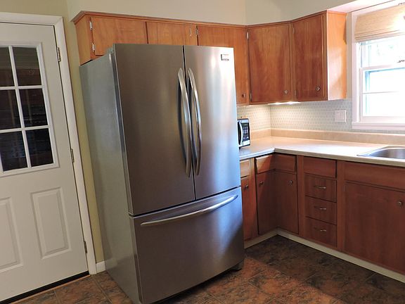 3rd image of 154 Brookside Ln