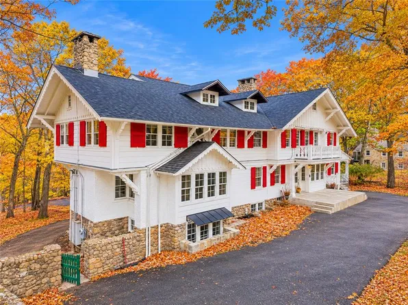 24 Summit Ave, Pocono Manor, PA 18349