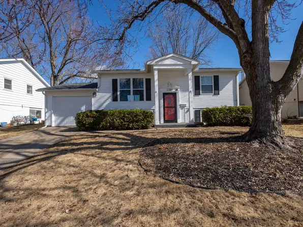 2318 Pinehurst St, Bettendorf, IA 52722