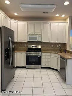 3 bed, 2.5 bath, 1939 sqft, $4,200 — Photo 3