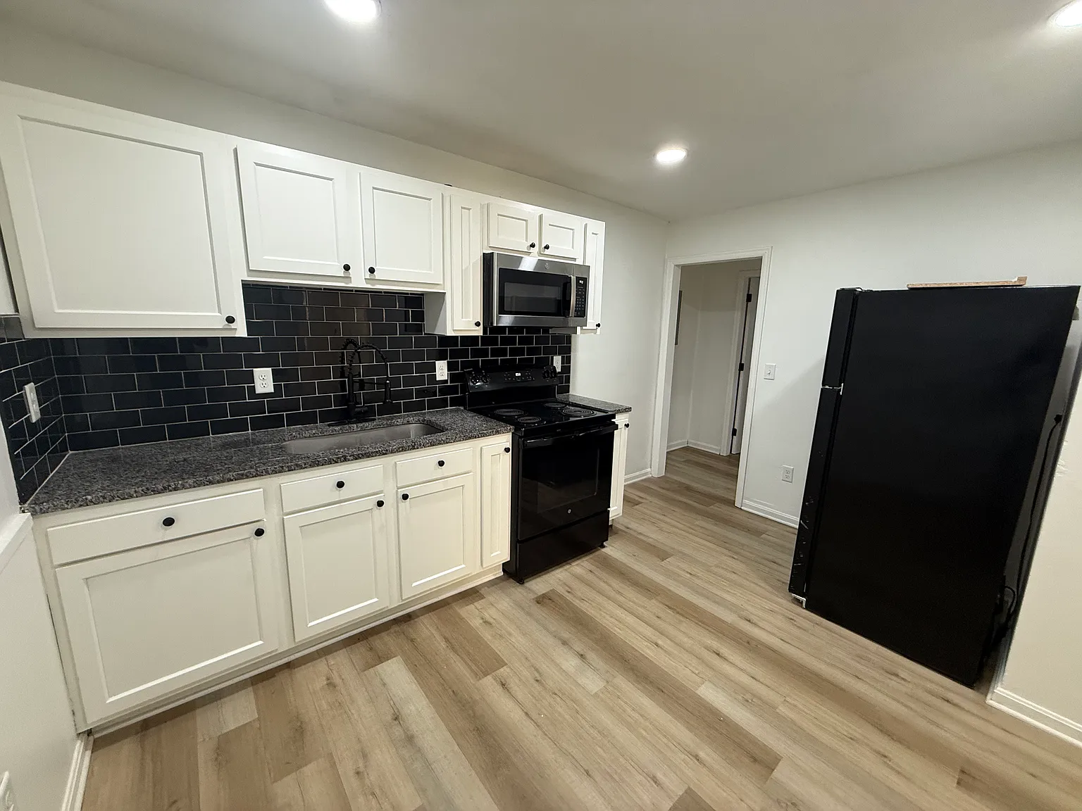 3 bed, $1,400 — Photo 2