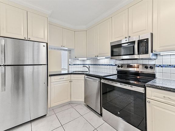 2nd image of 860 SE 6th Avenue #206