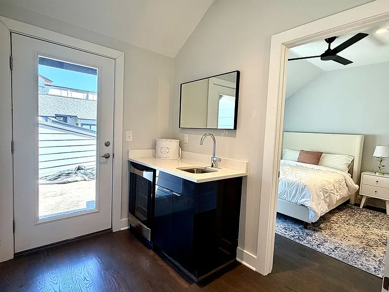 1070 Kenilworth Ave — Photo 14
