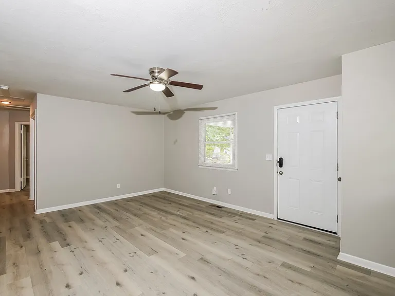 1446538_018_living_room_13137860.jpg