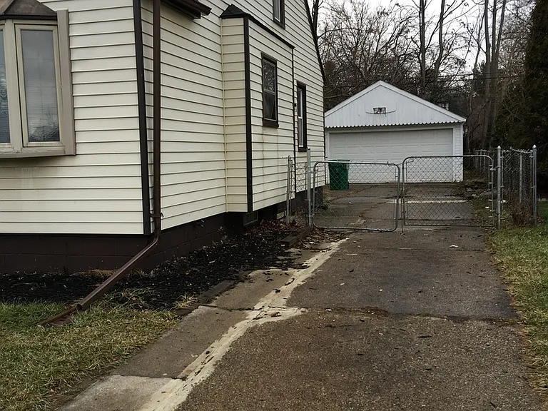 14989 Lincoln Ave — Photo 2