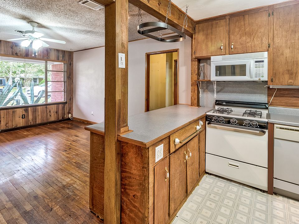 1st image of 2116 Briar Ln