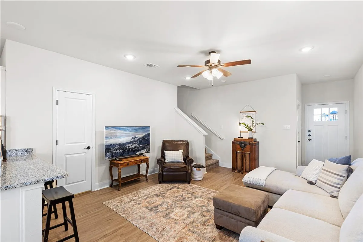 3 bed, 1394 sqft, $1,495 — Photo 4