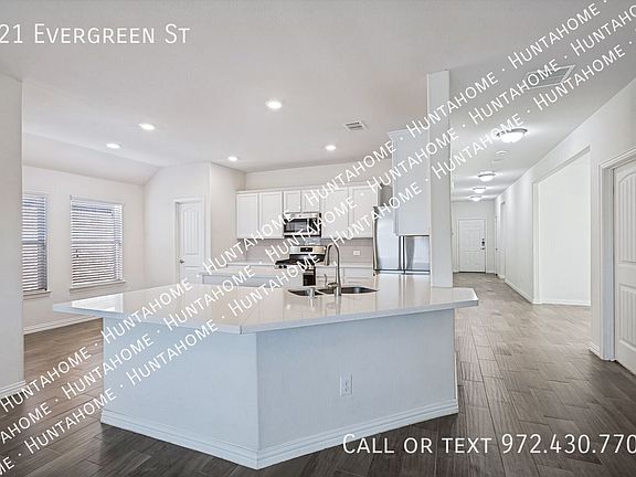 3rd image of 921 Evergreen St