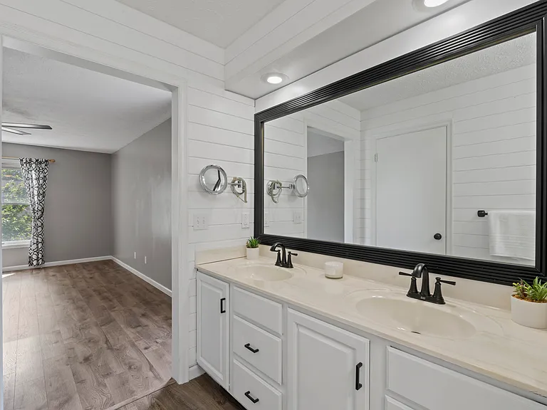 4690 Lindbergh Dr — Photo 41