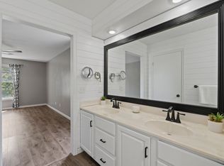 4690 Lindbergh Dr, Bettendorf, IA