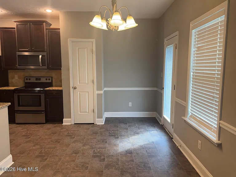 647 Dunrobin Ln — Photo 4