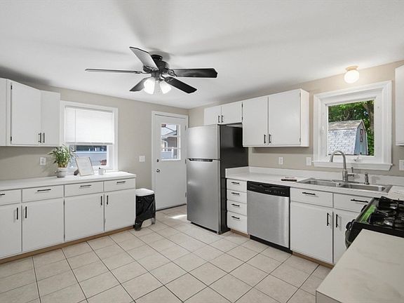 5th image of 20 Entrybrook Dr