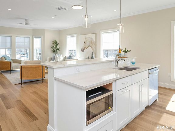 4th image of 440 Heights Rd #305