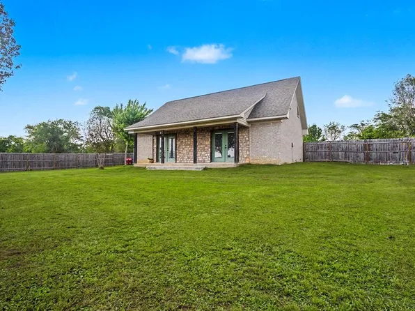100 Briggs Pl, De Kalb, TX 75559