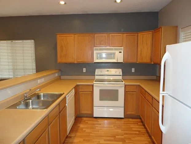 3 bed, 2.0 bath, 1346 sqft, $2,230 — Photo 2