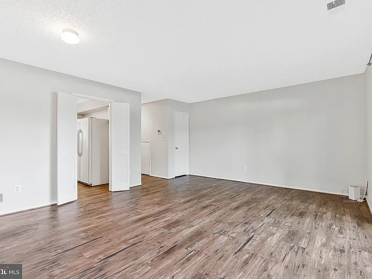 2202 Southgate Sq — Photo 17