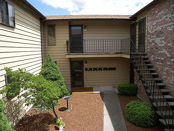 2nd image of 8121-8139 SE Salmon St #8129