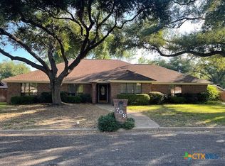 708 E 16th St, Cameron, TX 76520