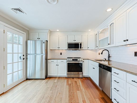 4th image of 835 Mount Hope St Unit 40