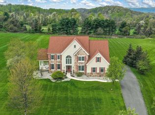 1560 Jakes Pl, Hellertown, PA 18055