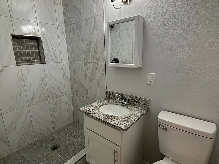 942 W Holly St — Photo 9