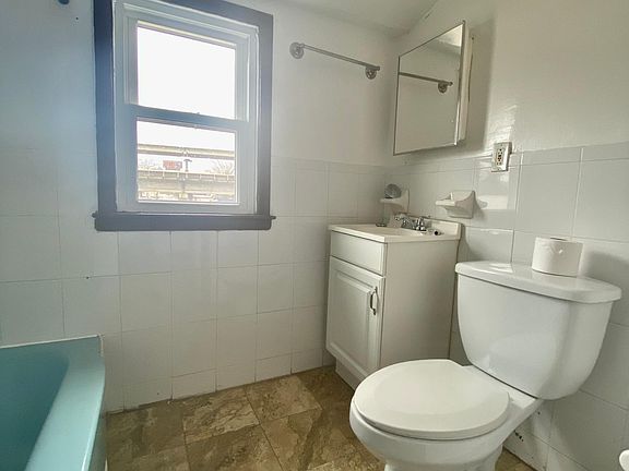 3rd image of 523 Oak St Floor 2