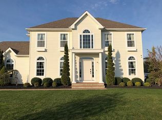 198 Donna Dr, Calverton, NY 11933