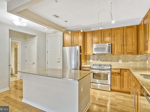 3rd image of 2200 N Westmoreland St Unit 421