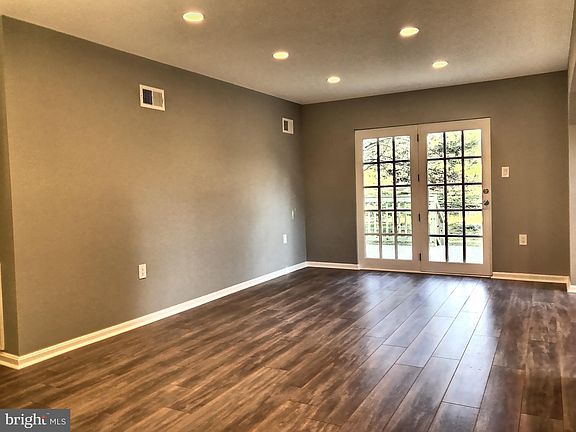 4th image of 6541 Farmingdale Ct