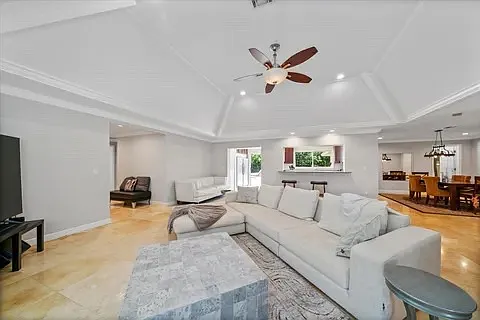 527 E Causeway Blvd — Photo 5