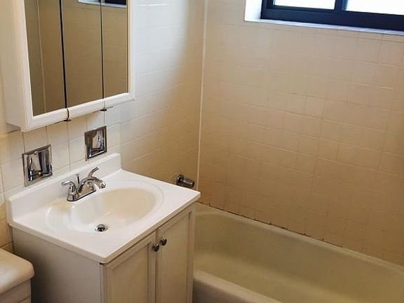 5th image of 1022 W Catalpa Ave APT 403