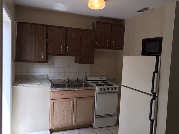 4th image of 1405 College Park Ct