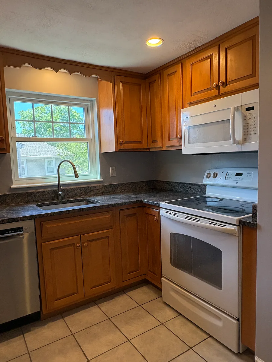 Building Photo - 388 Crescent St #3