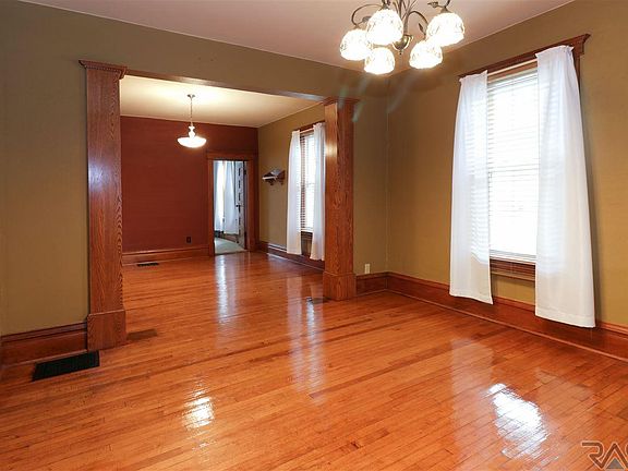 5th image of 418 W Luverne St