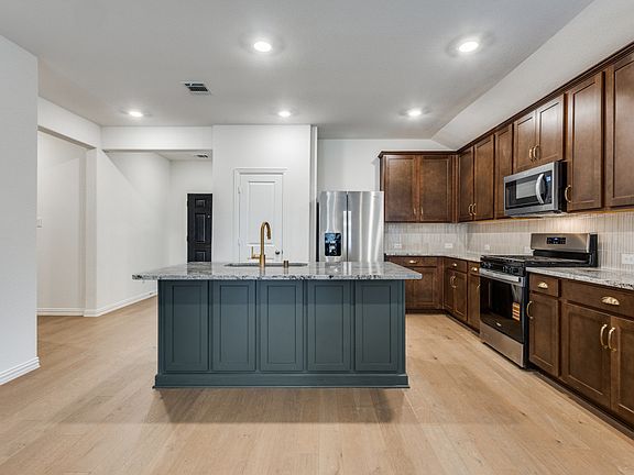 4th image of 313 Thorn Creek Dr