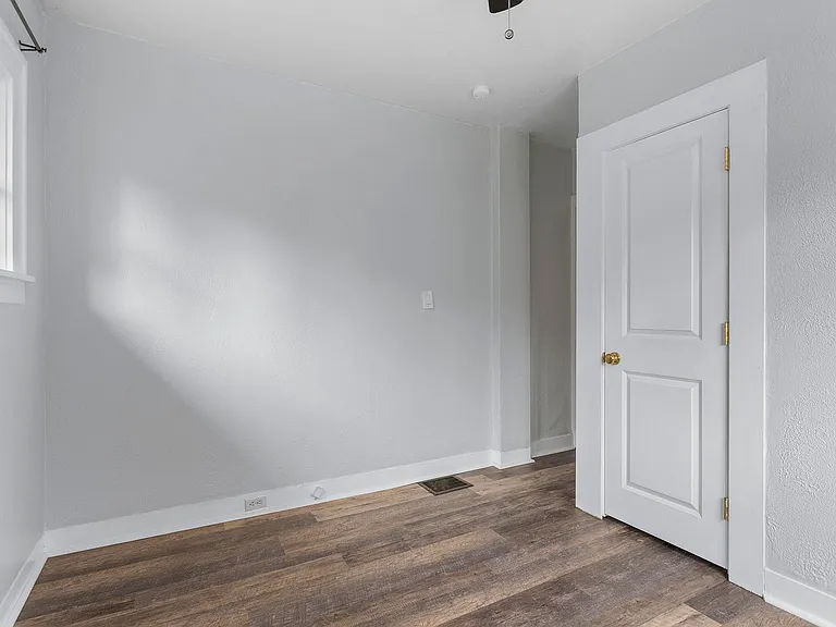927 N Watts St — Photo 16