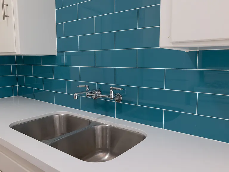 Gayley Manor Apartments — Photo 17